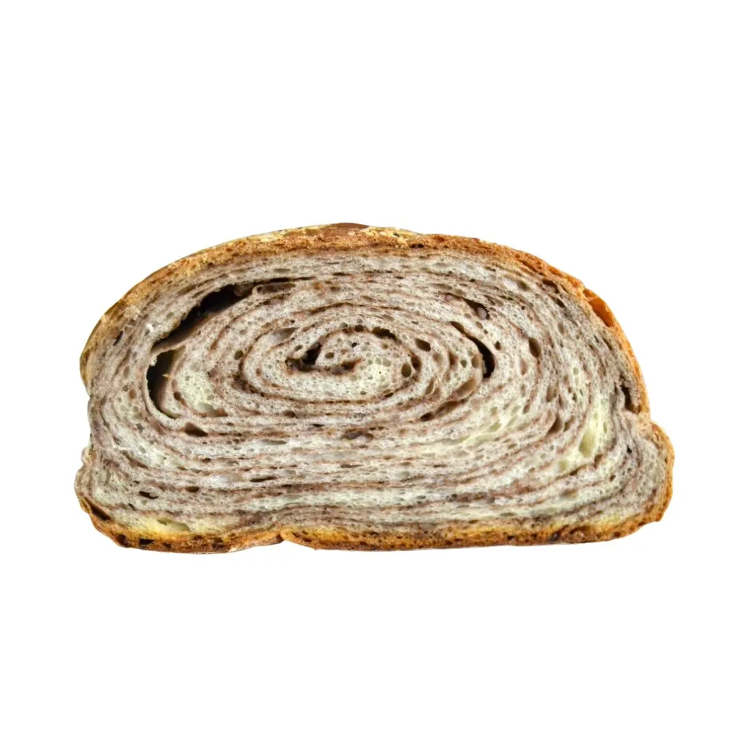 Kesiti görünen cevizli tahıllı ekmek