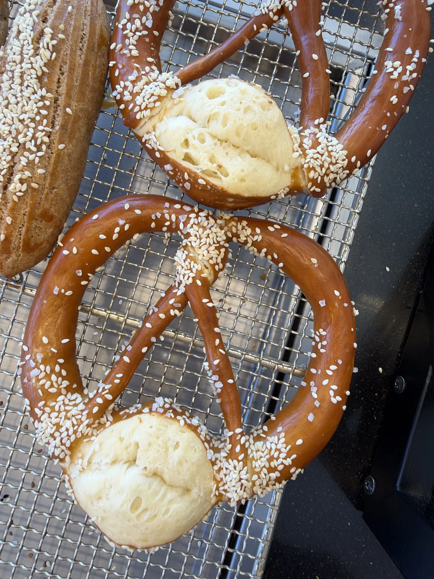 Susamlı pretzeller