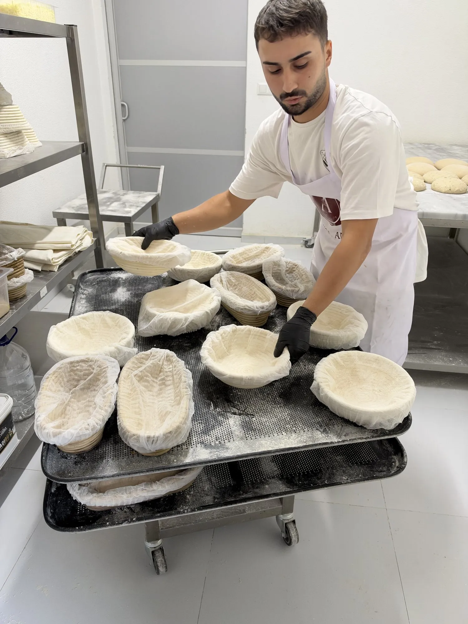 Fırın ustası hamurları mayalama sepetlerine yerleştiriyor